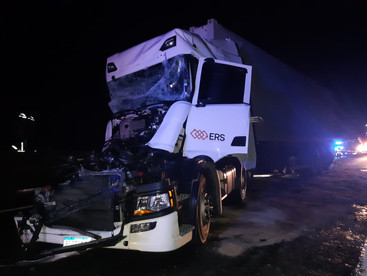 Acidente com dois caminhões na BR-376