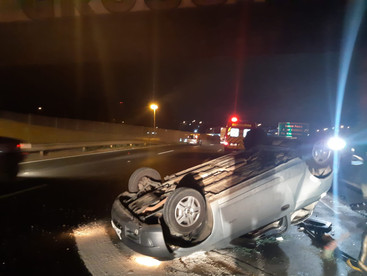 Carro capota na BR-376 em Ponta Grossa