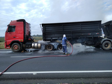 Carreta pega fogo na BR-376 em Palmeira