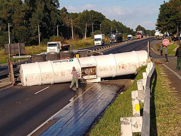 Carga se solta de caminhão e BR-376 fica bloqueada