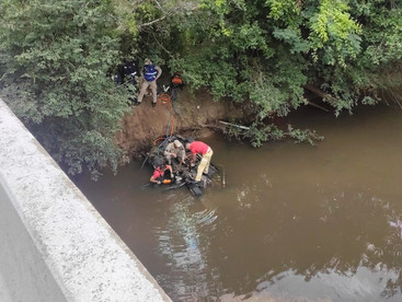 Jovem de 20 anos morre após carro cair em Rio na BR-153