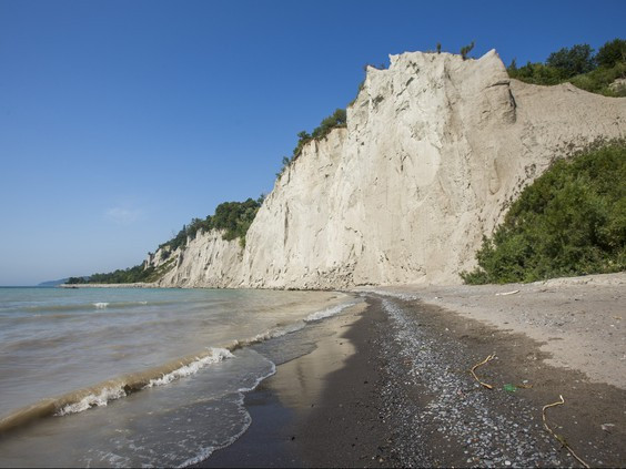 A beach along the escarpment of Scarborough Bluffs Park