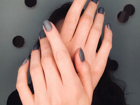 Cores e tendências de esmaltes para fugir do marrom e preto neste inverno