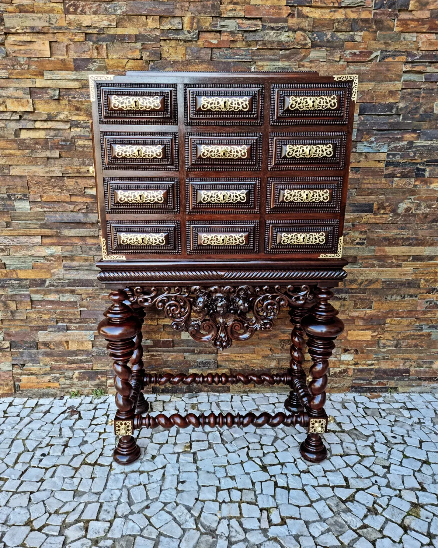 Contador em Pau-Santo de Doze Gavetas séc XVIII/XIX