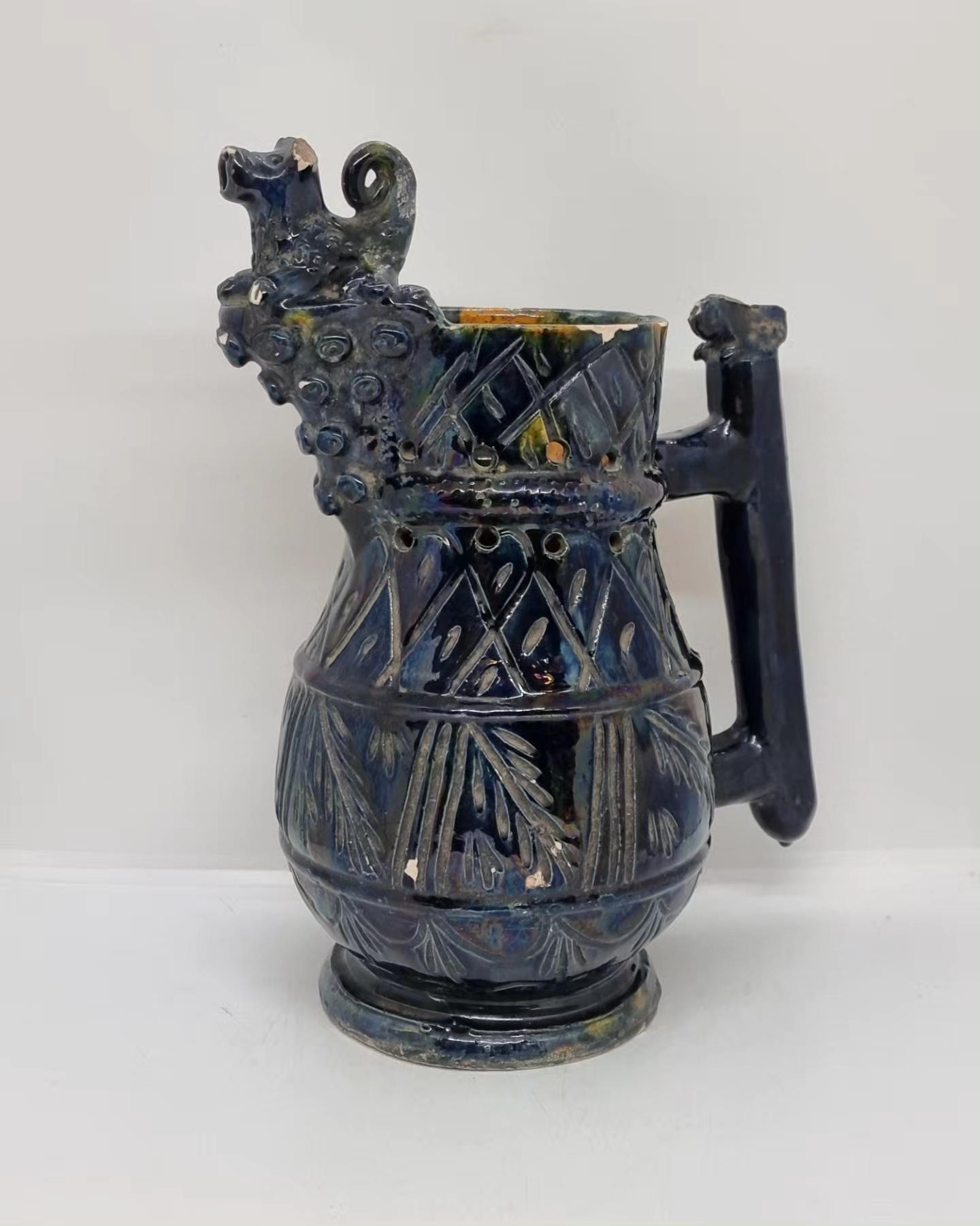 Jarro / Caneca com segredo em Faiança das Caldas. Séc XIX