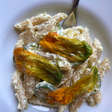 Penne ricotta, zucchine e fiori