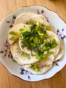 Insalatina di rapa viola con germogli di cipolla e barba di finocchio