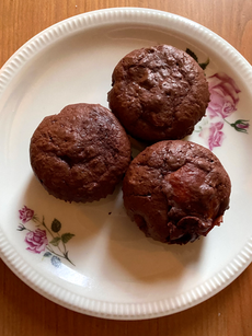 Muffin cioccolato, pesche gialle e cannella
