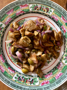 Seitan fatto in casa con capperi, olive verdi, cipolla di Tropea