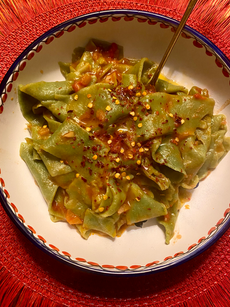 Picagge verdi con salsa di pomodoro e cipolla di Tropea a crudo 