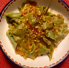 Picagge verdi con salsa di pomodoro e cipolla di Tropea a crudo 