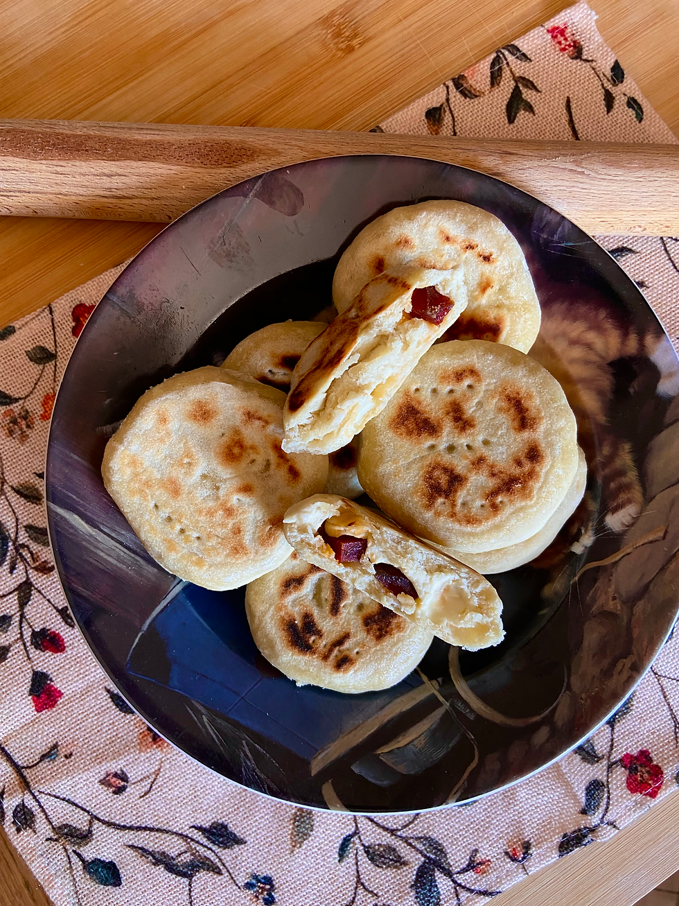 Focaccine in padella ripiene di spianata piccante, scamorza affumicata e olive