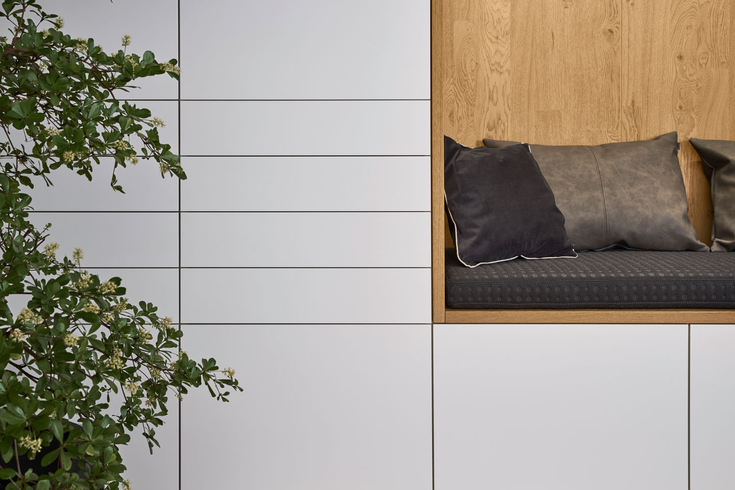 Elegant matt white kitchen cabinets paired with a marble countertop and backsplash