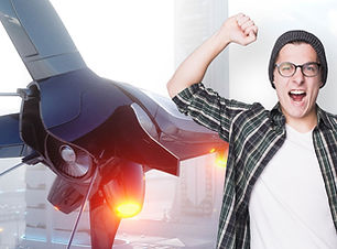 Heureux jeune homme jouant à des jeux vi