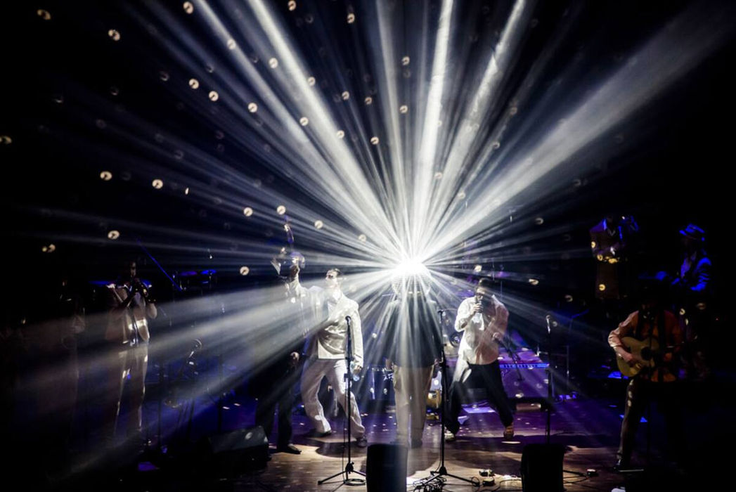 La Joven Guarrior es una orquesta argentina única que fusiona música y teatro. Integrada por 13 artistas que actúan y rotan instrumentos, sus shows son experiencias conceptuales cargadas de humor, ironía y géneros rioplatenses. Con una estética autogestiva y ecléctica, la banda transforma cada escenario en un despliegue de personajes y narrativas que desafían los límites del recital tradicional.