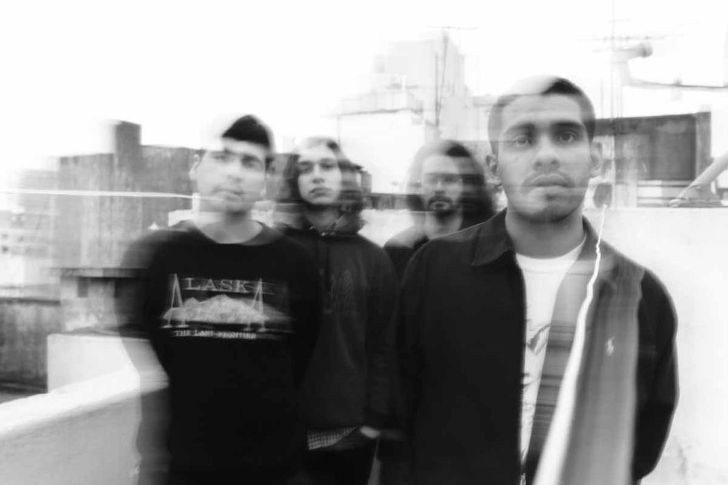 WRRN es una banda argentina de post-hardcore y emo formada en 2016 en Buenos Aires por músicos de la Patagonia. Su música combina guitarras distorsionadas, atmósferas de post-rock y letras introspectivas que exploran la nostalgia y el desarraigo. Con un enfoque vocal compartido y un sonido "confesional", se han convertido en figuras clave de la escena emo argentina. Su discografía incluye el EP Peste a Derrota y el aclamado álbum ¿Qué se siente estar mejor?. Se caracterizan por su intensidad...