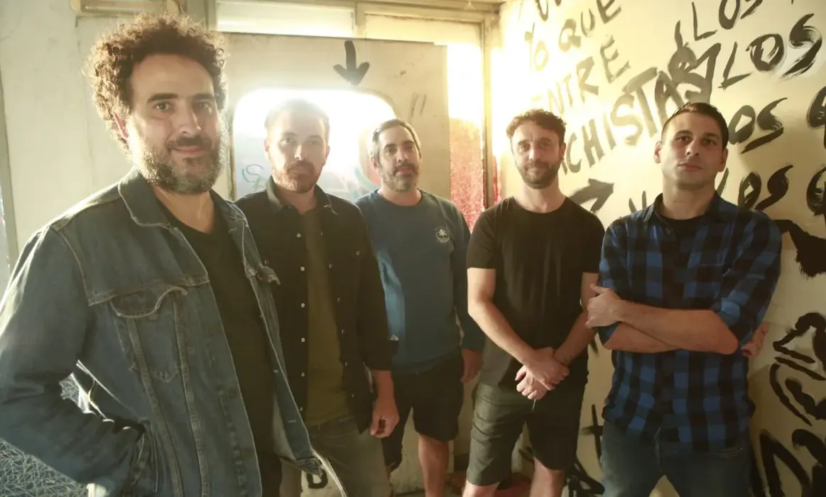 Eterna Inocencia es una icónica banda argentina de hardcore punk, originaria de Quilmes, Buenos Aires. Formados en 1995, se han consolidado como un pilar fundamental del movimiento DIY (hazlo tú mismo) y la ética straight edge en Latinoamérica. Su música fusiona la intensidad del hardcore melódico con letras introspectivas y poéticas que abordan temas sociales, emocionales y de resistencia. Con más de 30 años de trayectoria, la banda mantiene una fuerte independencia y un compromiso...