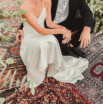 חתן וכלה יושבים על השטיחים הפרסיים, הפקה כלות אורבניות,RUGS.RENTAL.WEDDING השכרת שטיחים פרסיים לאירועים , חתונת שטח, רחבת ריקודים