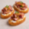 Delicadas tostadas de baguette con roast beef, ricotta cremosa, chutney de tomate y un toque de mostaza miel.