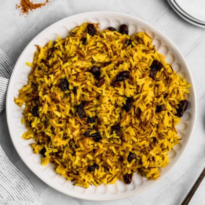 Arroz Árabe, con fideos cabello de ángel, pasas morenas, cúrcuma.