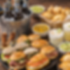 Picoteo surtido con mini sándwiches, mini croissants, empanaditas y pinchos para calentar. Bebestibles.