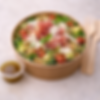 Bowl gourmet mediterráneo con ingredientes frescos, texturas equilibradas y presentación lista para disfrutar.