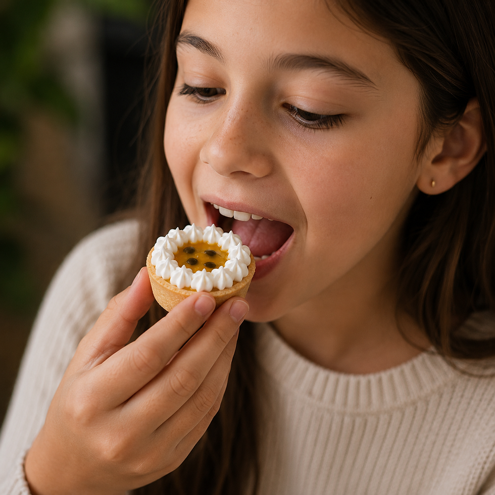 Niña con mini tartaleta mousse de maracuyá.png