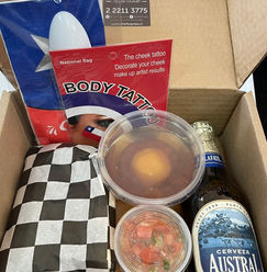Cajas dieciocheras con cerveza, empanada, mote con huesillo, sopaipillas con pebre. 
