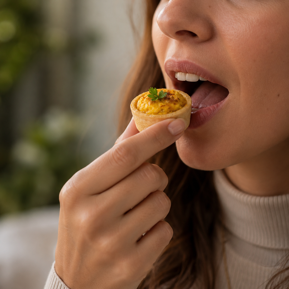 Mujer disfrutando fingerfood de pastelera.