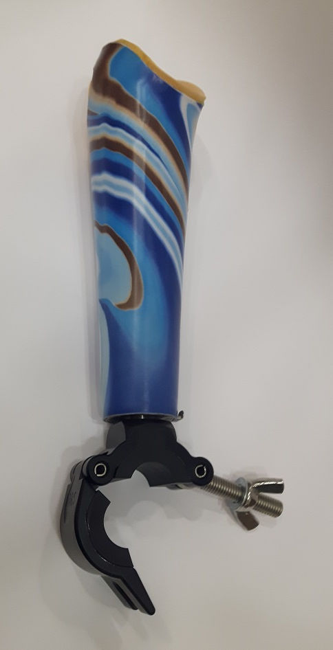 פרוטזת יד ספורט אתגרי עם אביזר קצה מתחל