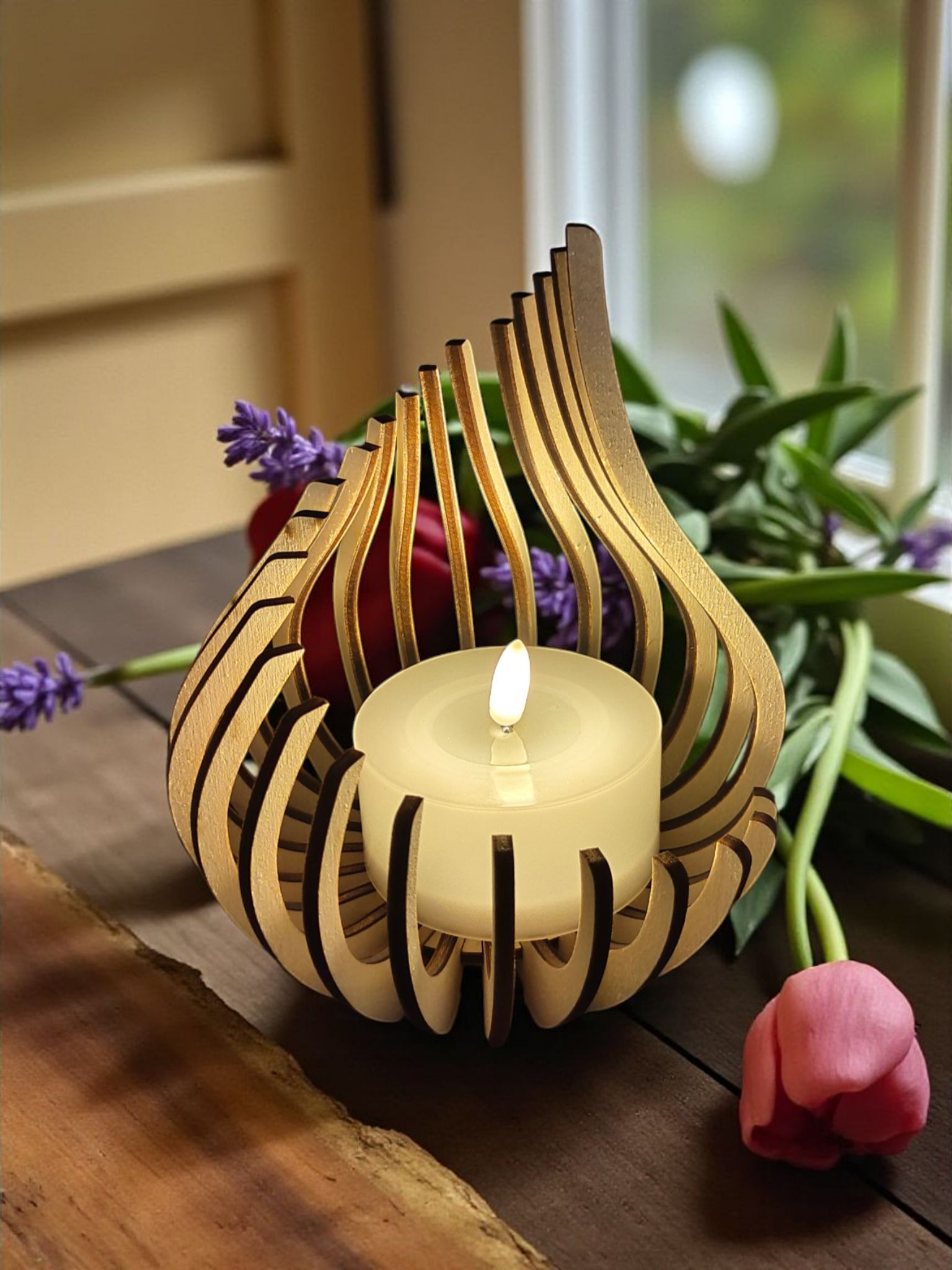 Teelichthalter aus Holz mit elektrischen Teelicht