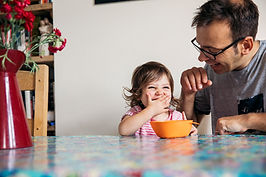 Ragazza felice con papà