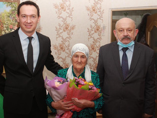 В Альметьевске поздравили труженицу тыла с 90-летним юбилеем