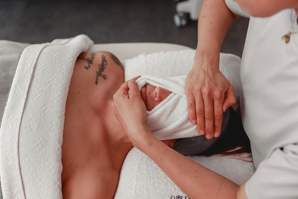 Kosmetikliege im HautRaum – vorbereitet für Behandlung