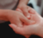 Sanfte Handmassage im Kosmetikstudio