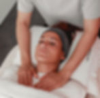 Sanfte Gesichtsmassage im Kosmetikstudio HautRaum Bruchsal