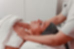 Sanfte Massage während einer Kosmetikbehandlung im Hautraum Bruchsal