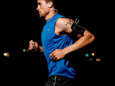 How does a smart watch monitor heart rate changes?