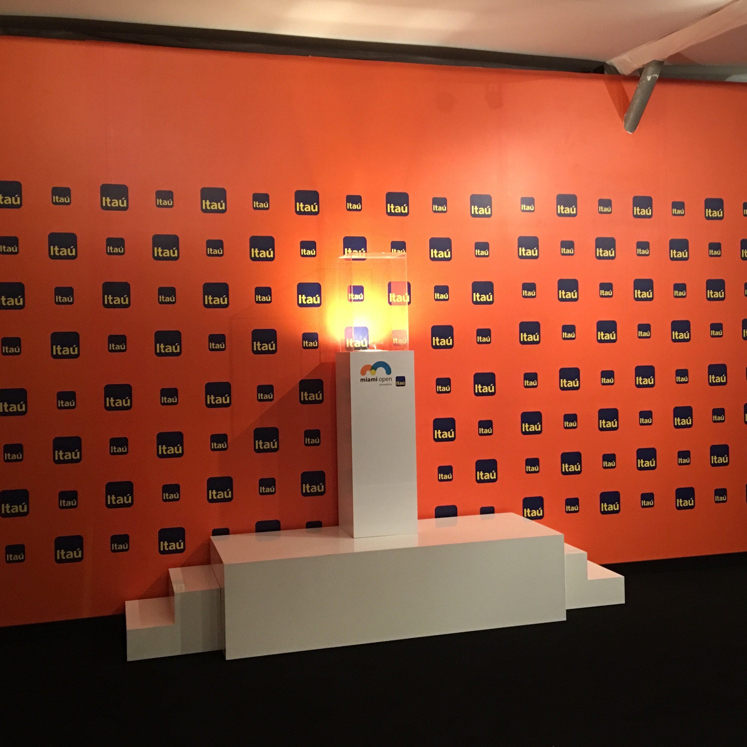 itau step and repeat miami