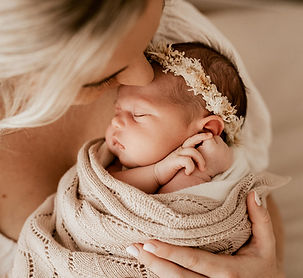 newborn_photoshoot_mum_cuddling_baby_in_studio