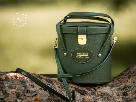 Elegant midi à Paris lunch bag on grass, surrounded by nature – symbolising mindful eating and slowing down during lunch breaks.