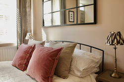 (alt="ensuite bedroom")