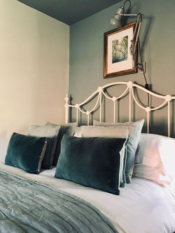 (alt="guest bedroom")