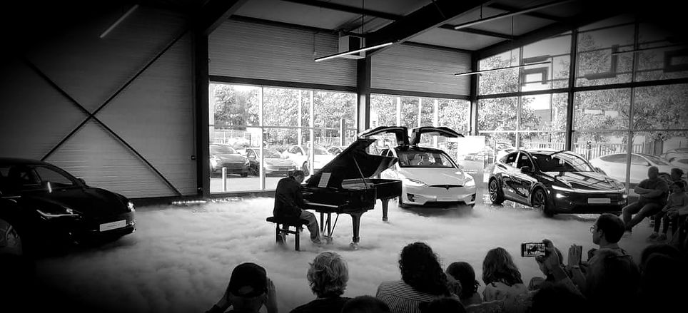 Valentin Barray pianiste, joue chez Tesla, évenementiel piano hautde gamme, Normandie