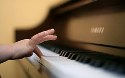 main d'enfant au piano.jpg