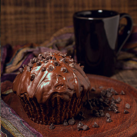 Decadent Chocolate Icing: A Foolproof Recipe for Moist Cupcakes