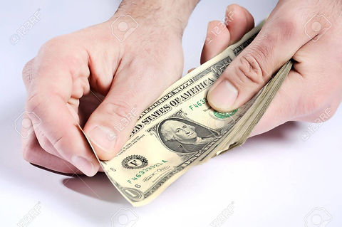 9404588-dólares-en-manos-pagando-dinero.