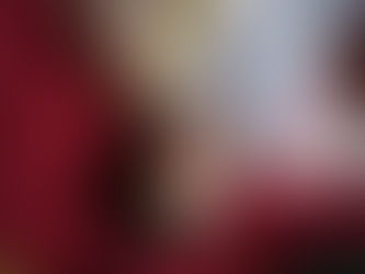 eine Frau liegt entspannt auf einer weichen Matte am Boden