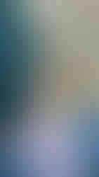 zwei Frauen stehen in wollenen Medizinröcken nebeneinander