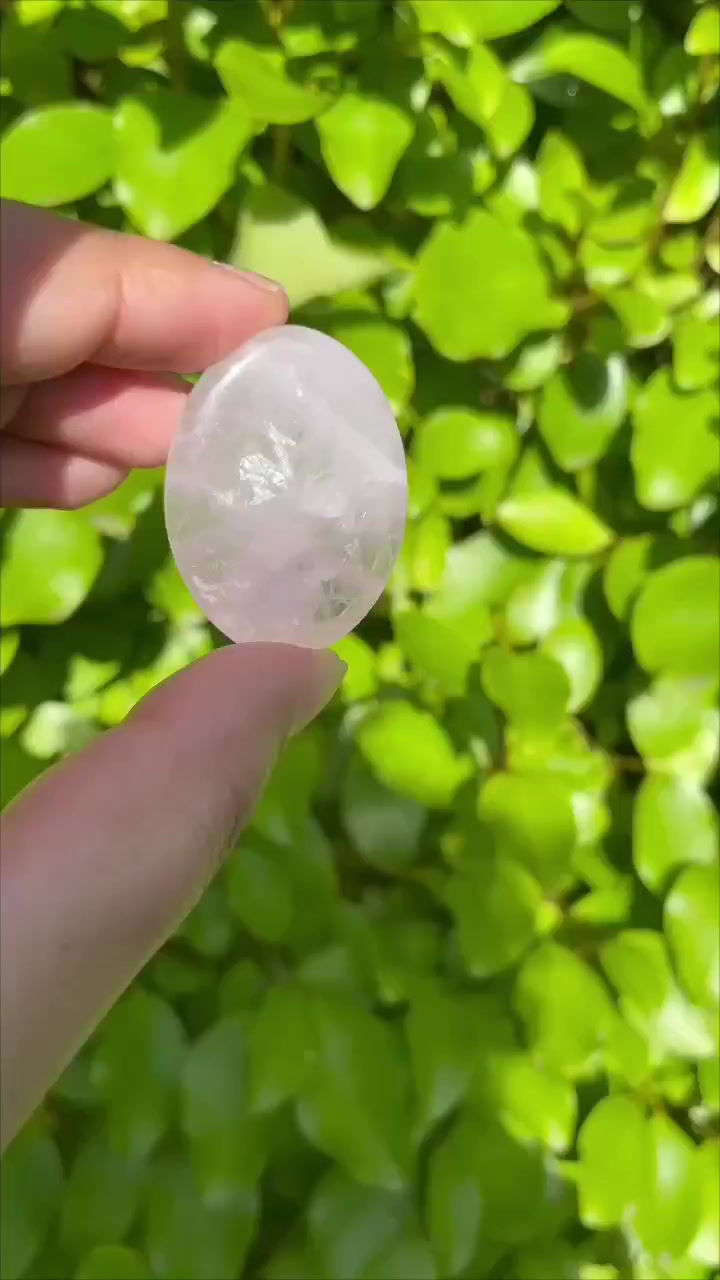 Miniature : Pierre plate en quartz rose